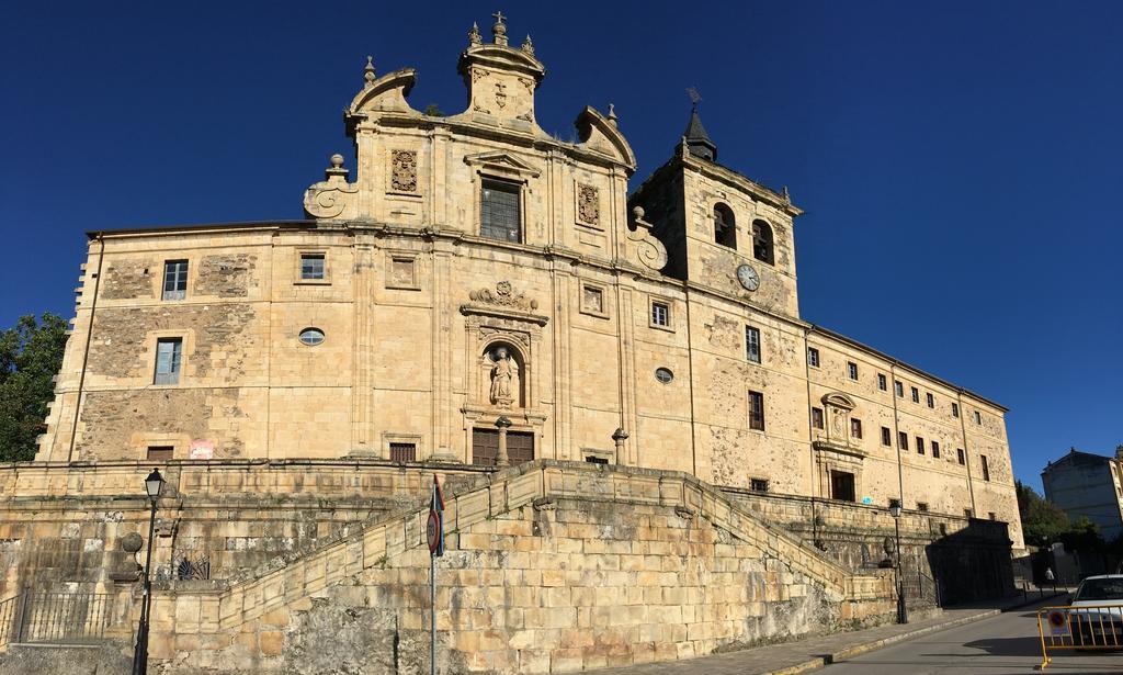 San Nicolas El Real Villafranca Del Bierzo Bagian luar foto